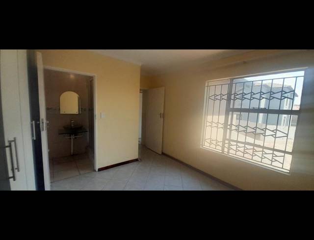 3 BEDROOM HOUSE FOR SALE IN COSMO CITY